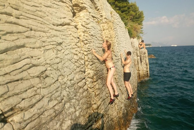 Deep Water Solo and Cliff Jumping Tour in Split - Climbing over the Adriatic: routes for real beginners and confident climbers