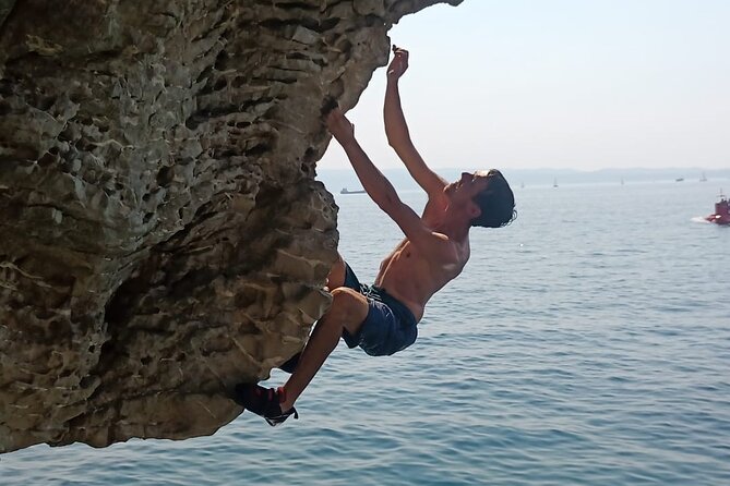 Deep Water Solo and Cliff Jumping Tour in Split - Meeting at Memorial & Desire and getting set up fast