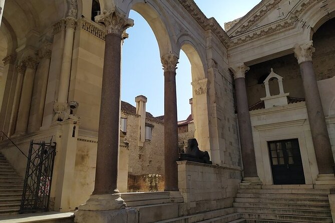 Experience Split With Local Professional Historian - Small Group - Vestibulum, then Riva: from private chambers to the city promenade