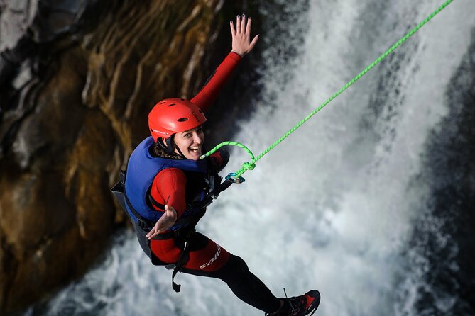 Extreme Canyoning on Cetina River from Split or Zadvarje - Great Gubavica waterfall: the big rappel and what it feels like