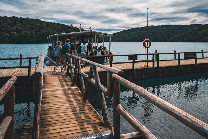 From Split: Self-Guided Plitvice Lakes Day Tour with Boat Ride - The bus host experience: humor, Croatia facts, and guide names to watch for