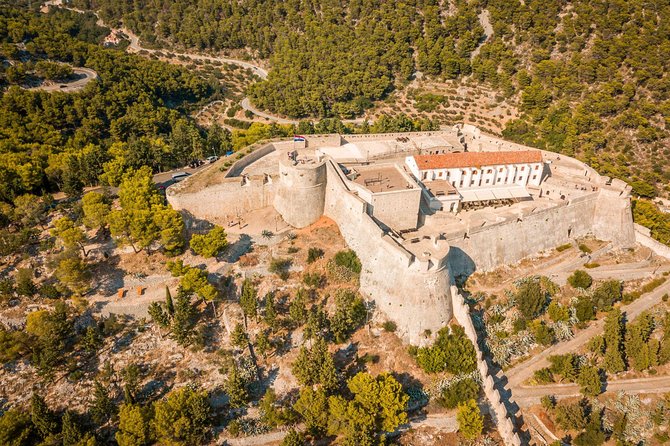 Private Blue Cave and Hvar - 5 Islands Tour - Stiniva Cove: the dramatic beach look in a 10-minute window
