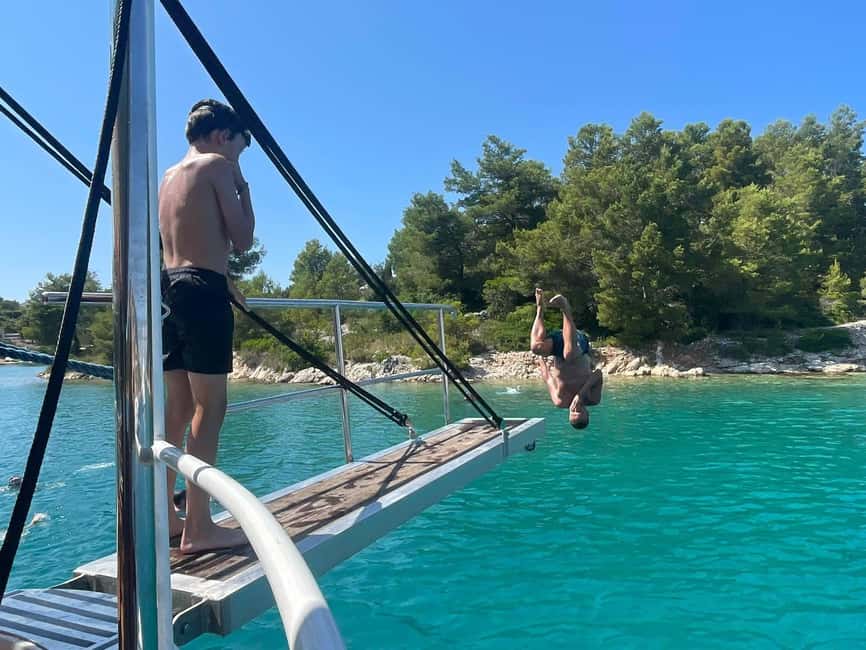 Split: Blue Lagoon and Šolta Boat Tour with Lunch and Drinks - The shipwreck snorkel at Šolta: the Kontesa stop is the cool factor