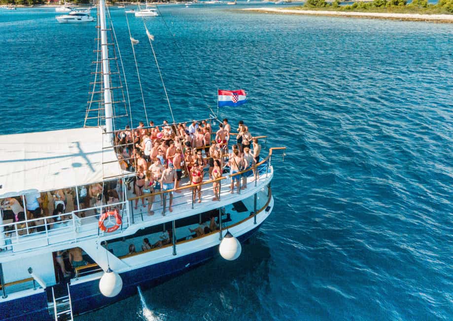 Split: Blue Lagoon Boat Party with Slide, Dj and After Party - Getting on board at Inbox Bar: bracelets, check-in, and the welcome shot