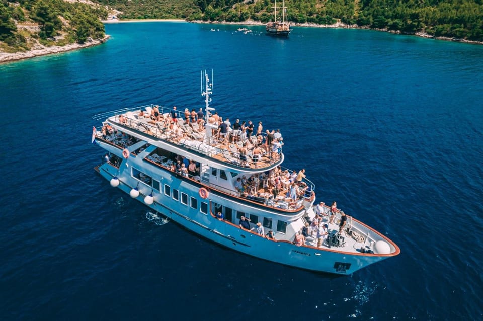 Split: Blue Lagoon, Shipwreck and Šolta with Food and Drinks - Food and Drinks: Three Lunch Choices Plus Unlimited Local Drinks