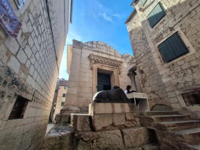 Split: City Walking Tour w/ Game of Thrones Locations - Meeting at the Golden Gate: Find the black umbrella