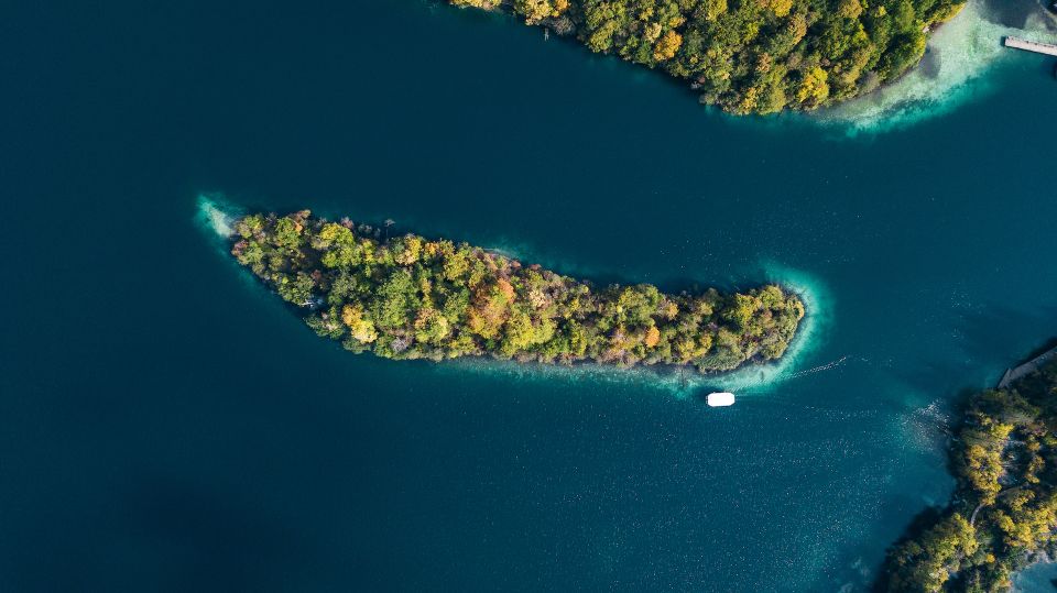 Split: Self-Guided Plitvice Lakes Day Tour with Boat Ride - Entering Plitvice: wooden paths and water that sounds loud