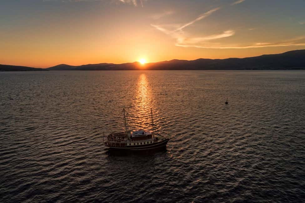 Split:Sunset Cruise with Live Music - Unlimited sparkling wine and the bar setup that keeps the pace easy