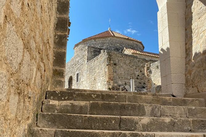 Visit Klis fortress GOT & Olive museum Klis - Steep terrain and photos: what to expect on the ground